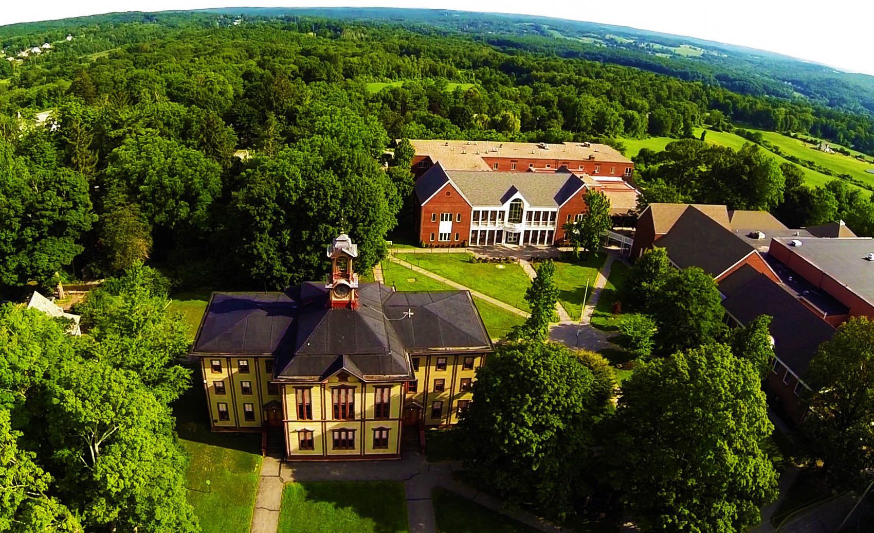Học Bổng Trường Trung Học Woodstock Academy - Connecticut, USA