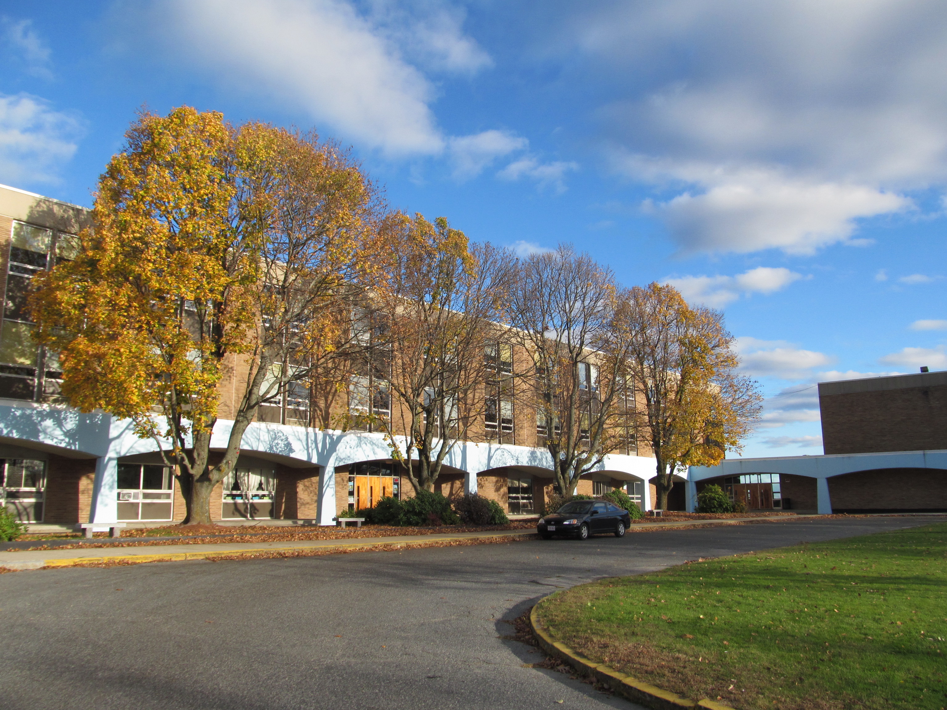 Massachusetts - Trường Trung Học Ngoại Trú Holy Name Central Catholic High School - USA