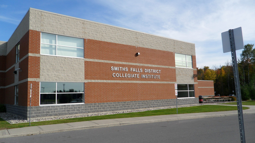 Trường Trung Học Smith Falls and District Collegiate Institute – Smith Falls, Ontario, Canada